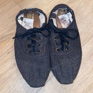 Toms Herringbone Gray Black Lace Up Shoes size 8